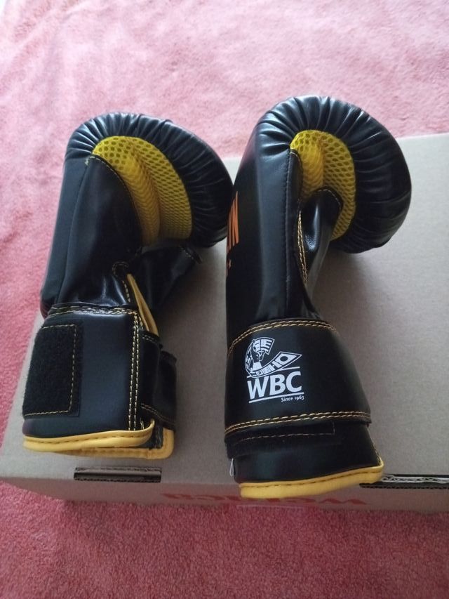 Guantes de boxeo nuevos, talla M, en Coruña, 15 €.