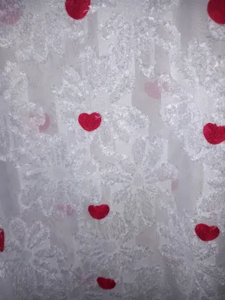 Blusa blanca con corazones rojos