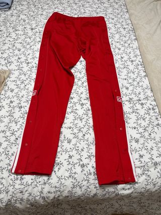 Pantalón Adidas 3 Rayas Rojo, con botones lados.