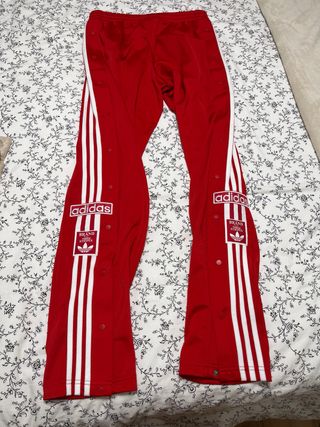 Pantalón Adidas 3 Rayas Rojo, con botones lados.