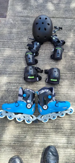 Patines azules con casco y protecciones talla34-36