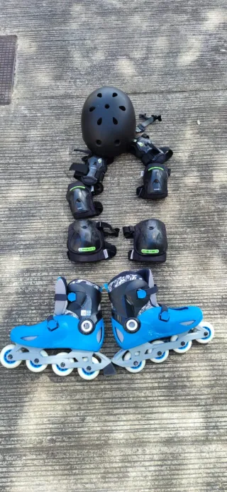 Patines azules con casco y protecciones talla34-36