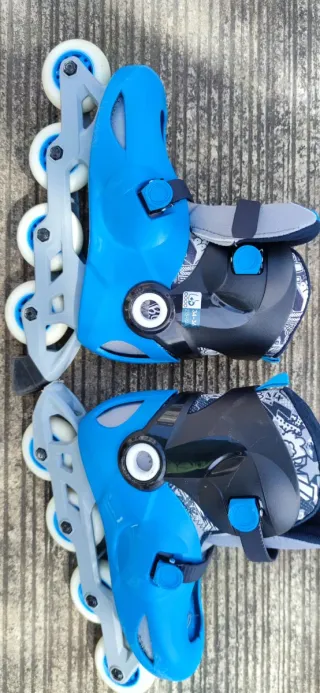 Patines azules con casco y protecciones talla34-36