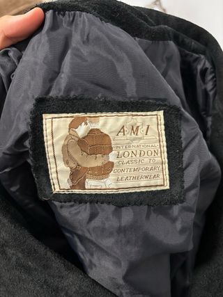 Chaqueta ante AMI International London.