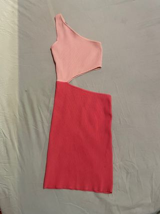 Vestido midi asimétrico con abertura