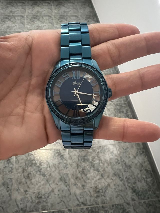 Reloj Lotus Azul con Detalles Plateados