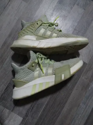 Zapatillas deportivas Adidas verdes y blancas