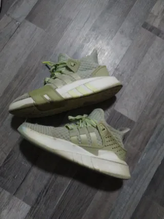 Zapatillas deportivas Adidas verdes y blancas
