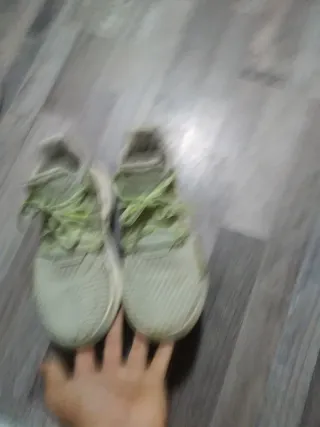 Zapatillas deportivas Adidas verdes y blancas