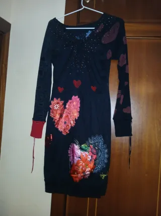 Vestido Negro con Corazones Rojos y Flores