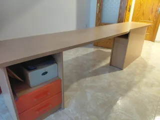 Escritorio madera con cajones naranja