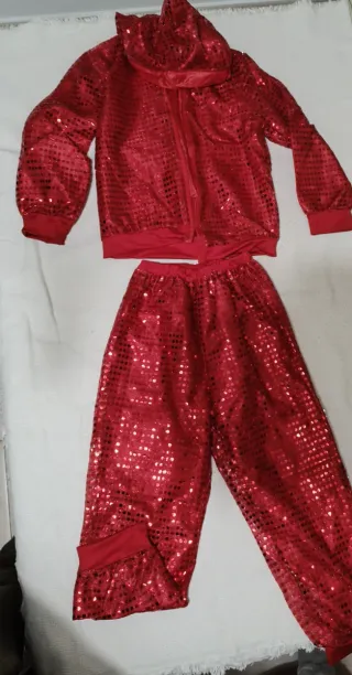 Disfraz baile rojo lentejuelas.