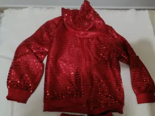 Disfraz baile rojo lentejuelas.