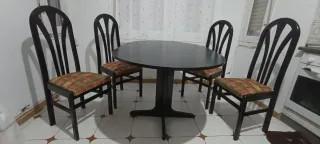 Mesa extensible y 4 sillas