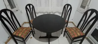 Mesa extensible y 4 sillas