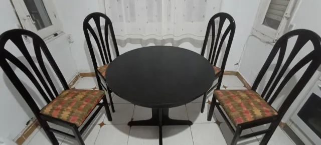 Mesa extensible y 4 sillas