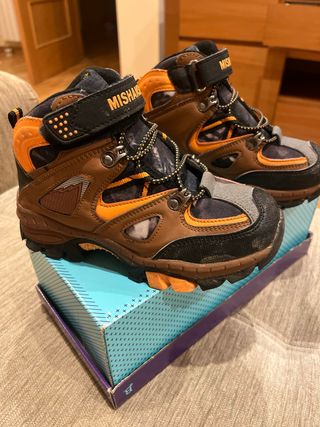 Botas montaña niño talla 31. Prácticamente nuevas.