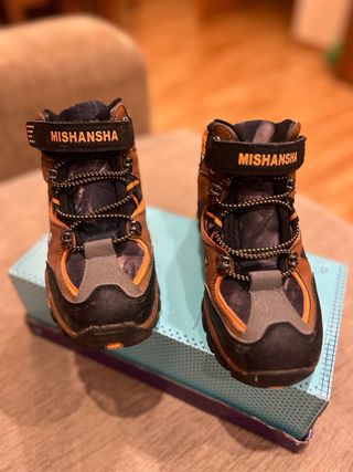 Botas montaña niño talla 31. Prácticamente nuevas.