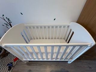 Cuna de bebé blanca