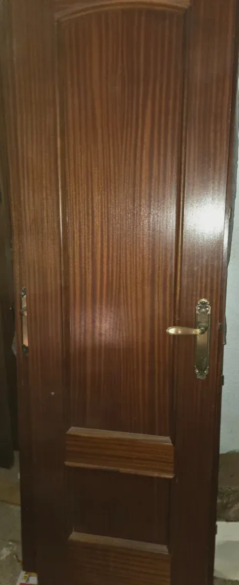 Puerta de madera noble