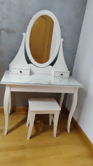 Tocador Hemnes de Ikea con banqueta