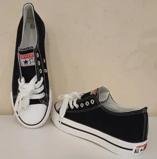 Converse Talla 40 Negro/Blanco
Doble suela.