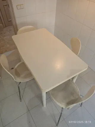 Mesa de cocina con 4 sillas