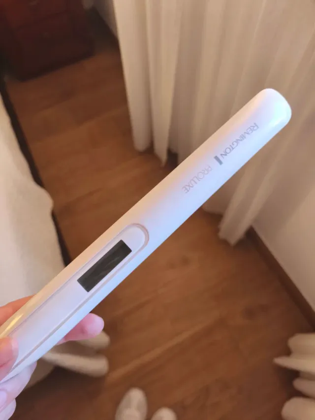 Plancha de pelo Remington blanca(falta el enchufe)