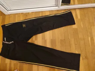 Pantalones Adidas negros y dorados
