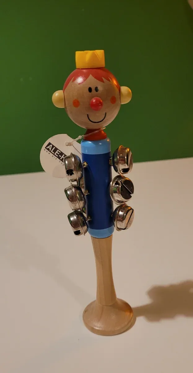 Sonajero de madera con cascabeles