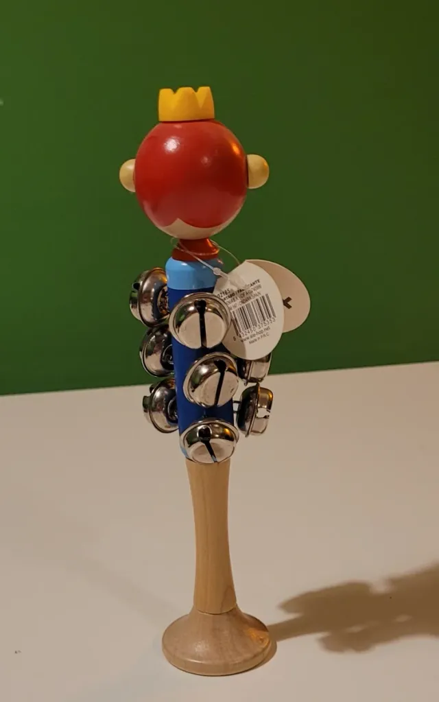 Sonajero de madera con cascabeles