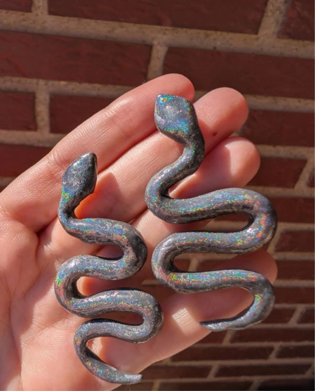 Pendientes serpiente brillantes