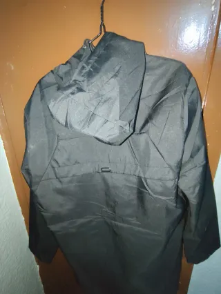 Chaqueta impermeable negra