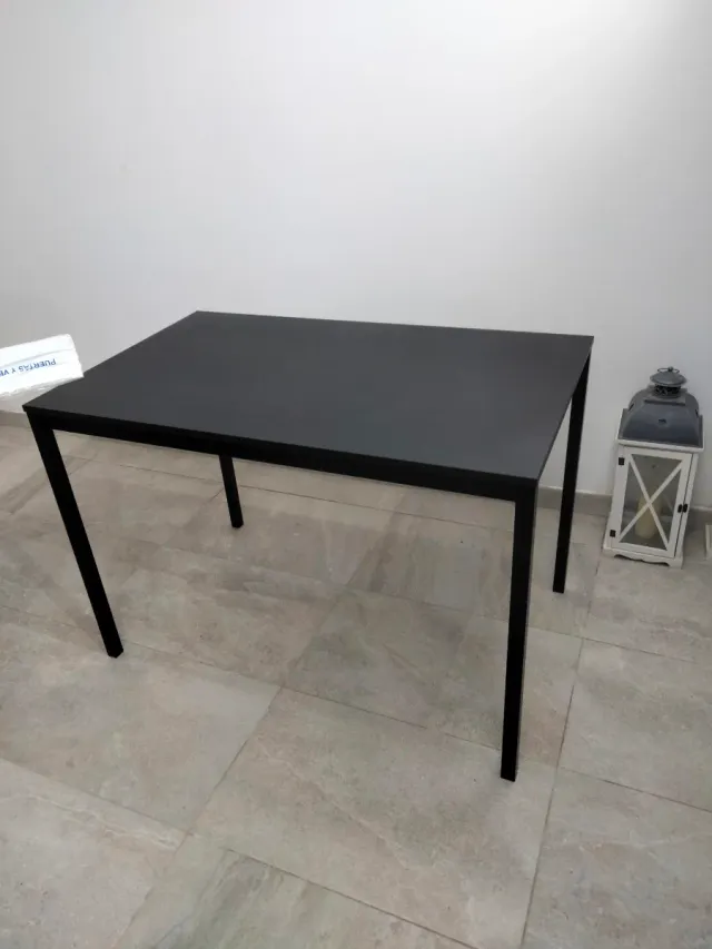 Mesa comedor negra patas metálicas y madera