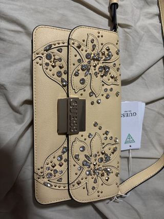Bolso Guess pedrería beige y dorado