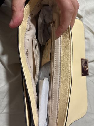 Bolso Guess pedrería beige y dorado