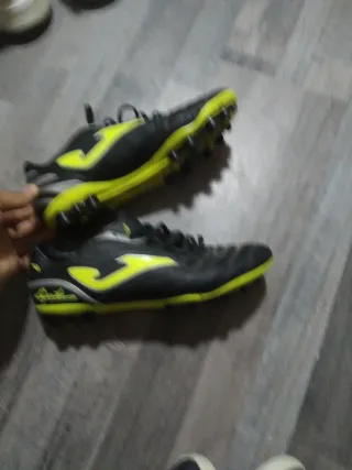 Zapatos de fútbol Joma negros y amarillos