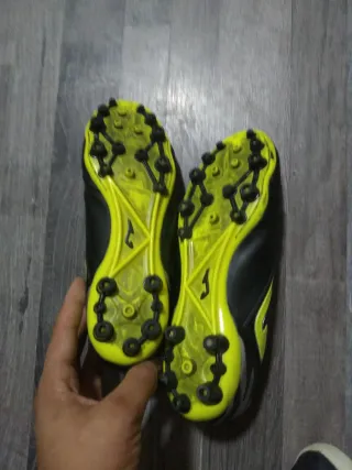 Zapatos de fútbol Joma negros y amarillos