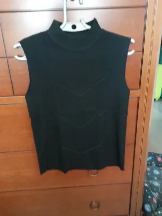 Jersey sin mangas cuello alto negra