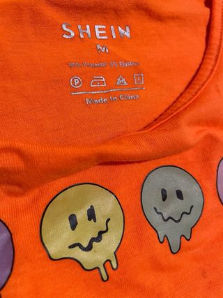 Top SHEIN naranja con caras sonrientes