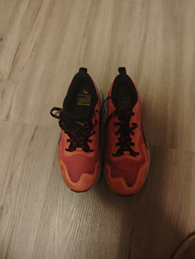 Zapatillas deportivas Puma naranjas y negras