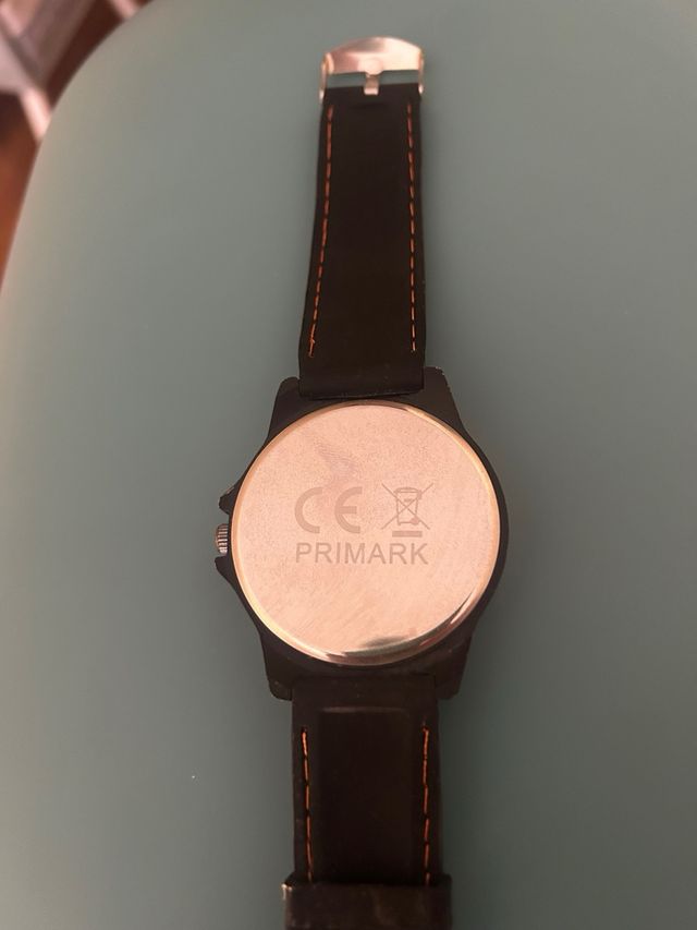 Reloj Negro con Detalles Naranja