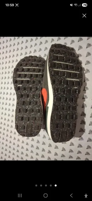 Zapatillas verdes y naranjas