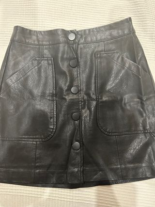 Falda polipiel negra Stradivarius 
