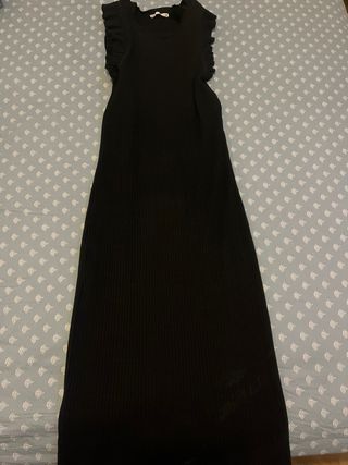 Vestido largo negro ajustado con volantes