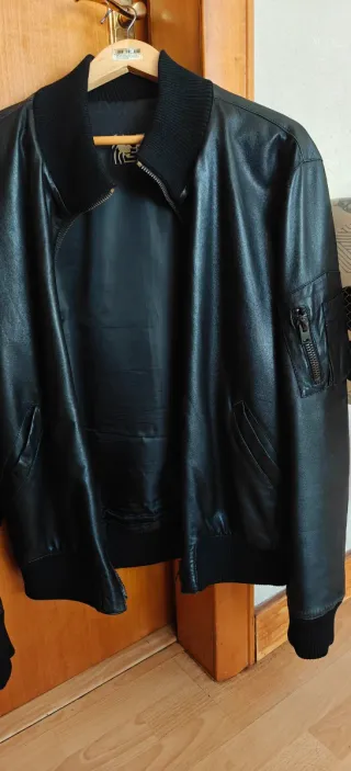 Chaqueta de piel negra