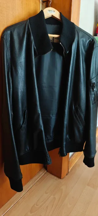 Chaqueta de piel negra