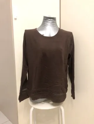 Maglione marrone con dettagli bronzo