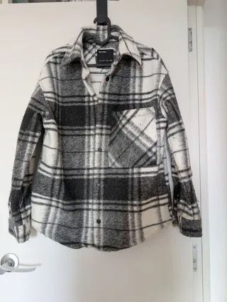 Chaqueta Oversize Bershka Negra/Blanca Talla XS. 