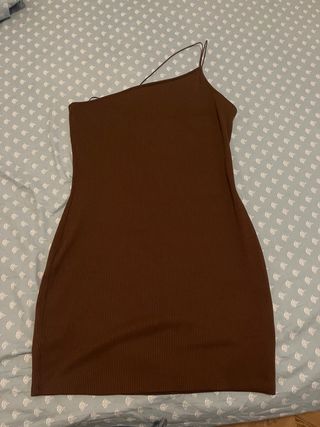 Vestido corto marrón asimétrico